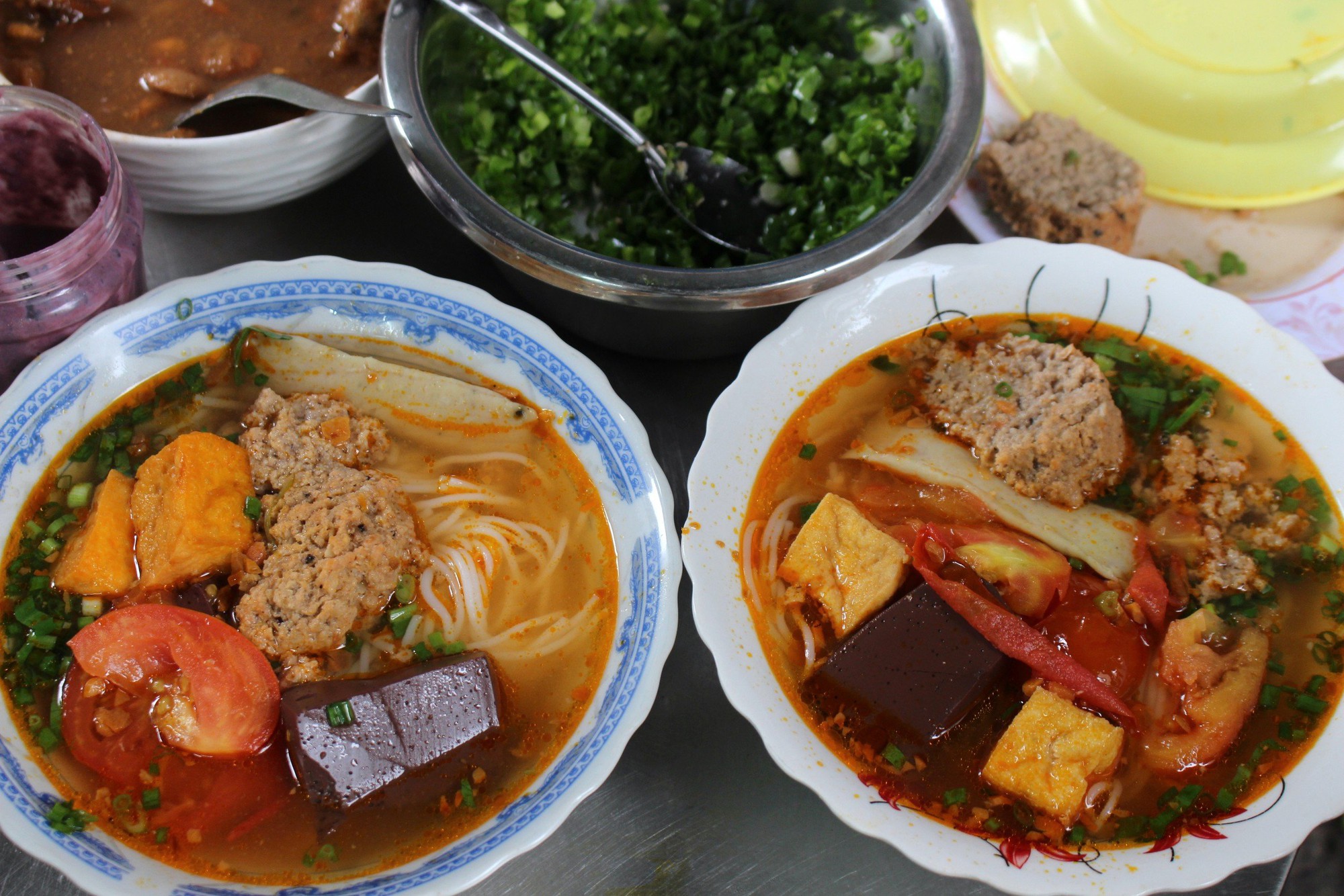 Bún riêu TP.HCM '10.000 đồng cũng bán', 1 tiếng hết sạch: Bà chủ không cần... nêm nếm - Ảnh 6. Bún riêu TP.HCM '10.000 đồng cũng bán', 1 tiếng hết sạch: Bà chủ không cần... nêm nếm - Ảnh 6.