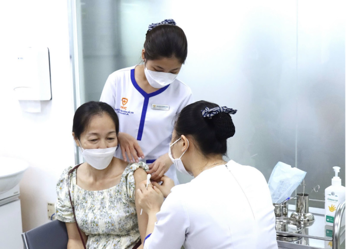 Người tiêm vaccine phòng cúm tại Trung tâm tiêm chủng VNVC. Ảnh: VNVC