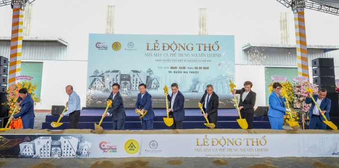 Các đại biểu thực hiện nghi thức động thổ nhà máy cà phê năng lượng Trung Nguyên Legend. Ảnh: Trung Nguyên Legend