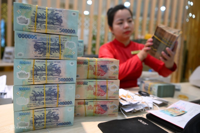 Giao dịch tại quầy ở một ngân hàng tư nhân. Ảnh: Giang Huy