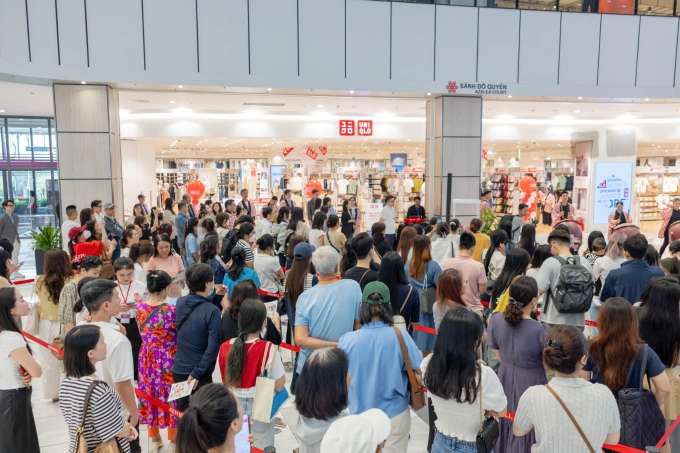 Khách hàng có mặt từ sớm chờ tới giờ khai trương. Ảnh: Uniqlo Việt Nam