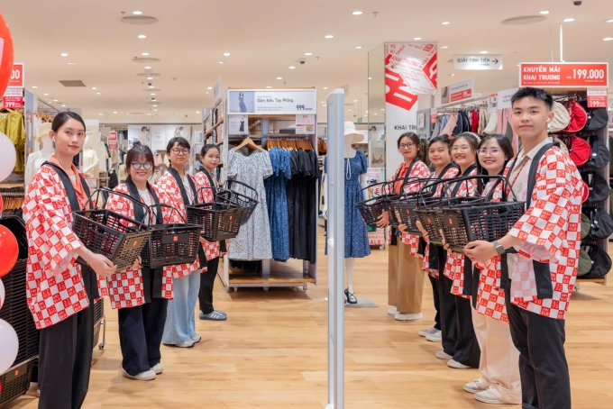 Bên trong cửa hàng, đội ngũ nhân viên cầm sẵn giỏ hàng, chào đón những khách đầu tiên khám phá không gian mua sắm. Ảnh: Uniqlo Việt Nam
