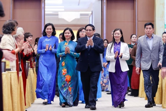 Thủ tướng Phạm Minh Chính gặp mặt các nữ Anh hùng Lực lượng vũ trang nhân dân, nữ Anh hùng lao động, nữ tướng, sáng 8/3. Ảnh: Nhật Bắc