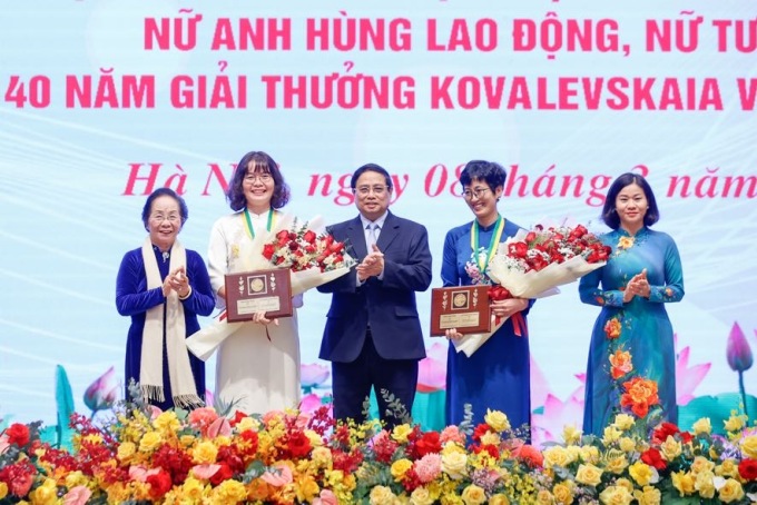 PGS Nguyễn Minh Tân và PGS Đặng Thị Mỹ Dung nhận giải thưởng Kovalevskaia năm 2024. Ảnh: Nhật Bắc