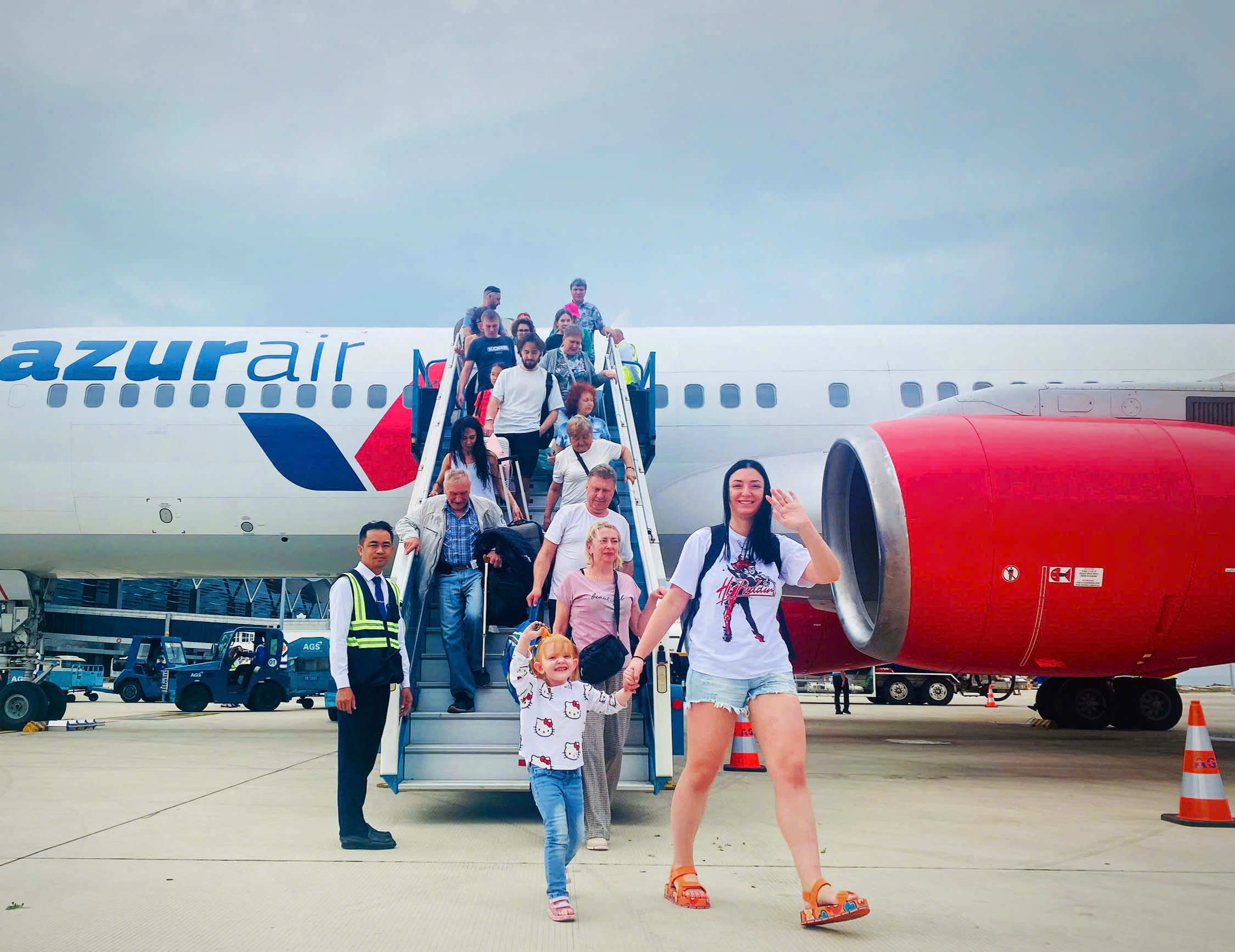 Khánh Hòa đón khách Nga trên chuyến bay charter đầu tiên - Ảnh 1. Khánh Hòa đón khách Nga trên chuyến bay charter đầu tiên - Ảnh 1.