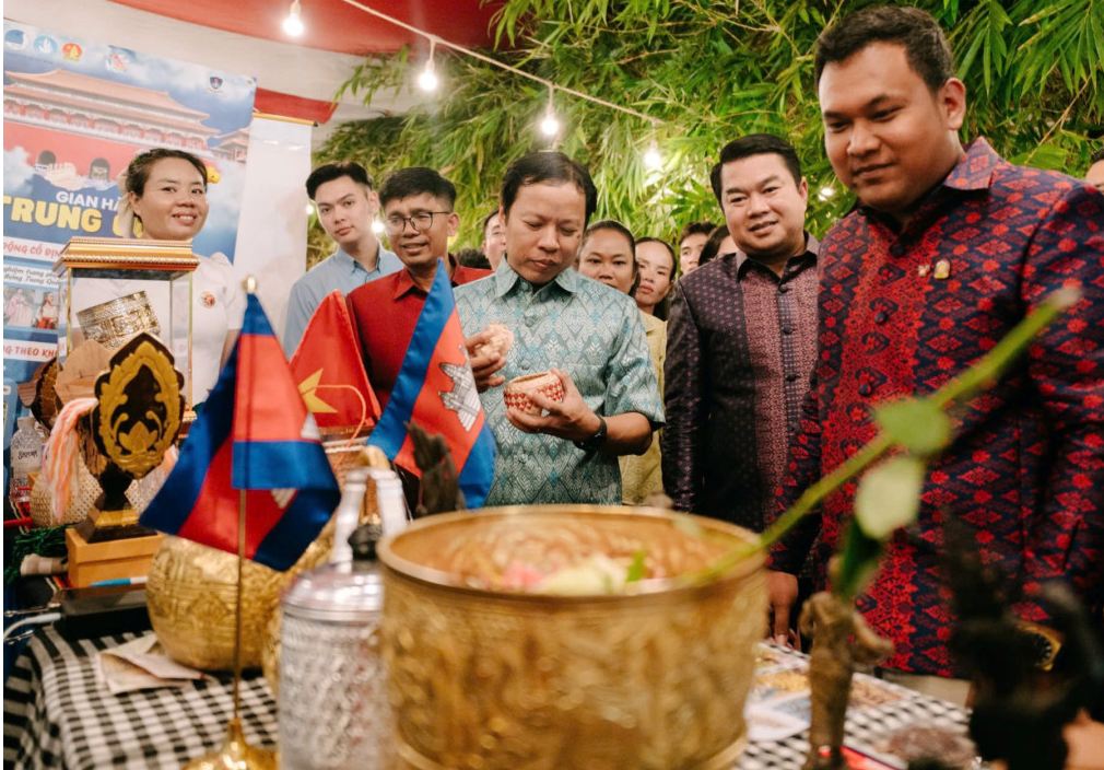 Đắm mình trong không gian lễ hội - Ảnh 1. Đắm mình trong không gian lễ hội - Ảnh 1.