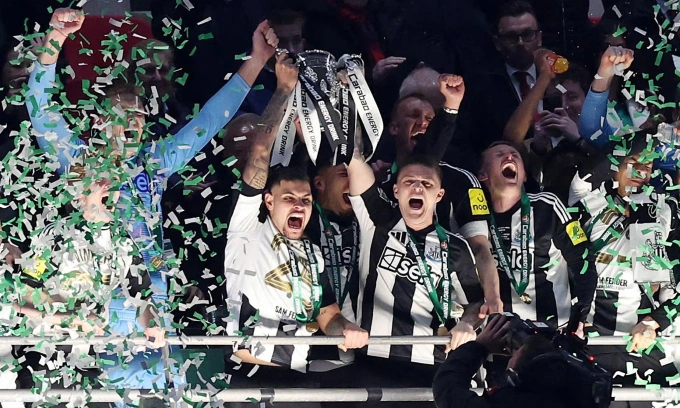 Khoảnh khắc Bruno Guimaraes và Kieran Trippier cùng nâng Cup Liên đoàn Anh trên sân Wembley, thành phố London, tối 16/3/2025. Ảnh: Reuters