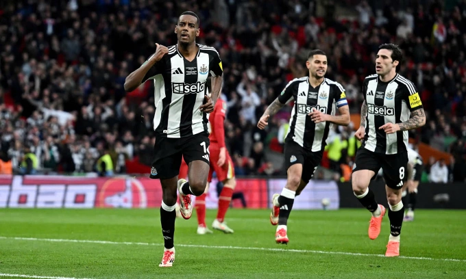 Tiền đạo Alexander Isak (trái) mừng bàn nâng tỷ số lên 2-0. Ảnh: Reuters
