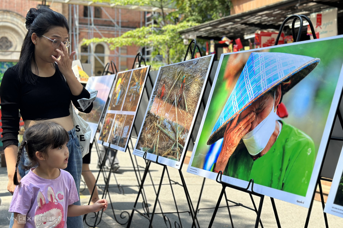Triển lãm Vươn lên thôn Làng Nủ tại đường sách Nguyễn Văn Bình (quận 1). Ảnh: Mai Nhật