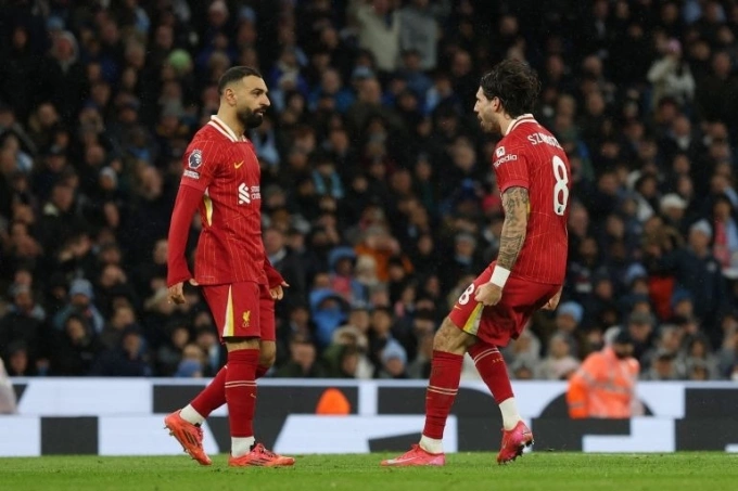 Salah (trái) mừng bàn trong trận Man City 0-2 Liverpool ở Ngoại hạng Anh hôm 23/2. Ảnh: Reuters
