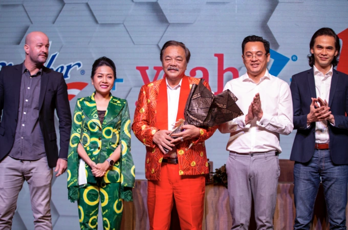 Bà Trần Uyên Phương, ông Trần Quí Thanh và ông Nguyễn Ảnh Nhượng Tống (3 người đứng giữa) trong buổi ký kết hợp tác hồi năm 2020. Ảnh: Yeah1