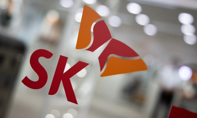 Logo của SK Group được dán trên cửa kính phòng làm việc tại văn phòng của họ. Ảnh: Bloomberg