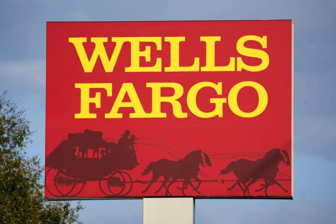 Biển hiệu Wells Fargo trước một chi nhánh của ngân hàng tại Bradenton, bang Florida, 22/2/2022. Ảnh: AP