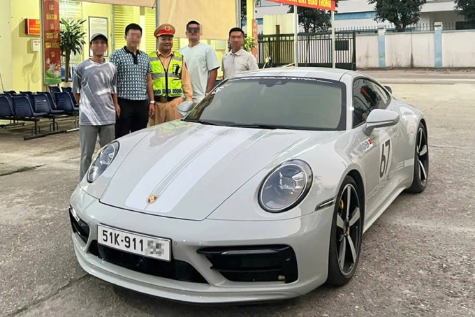 Bốn tài xế cùng một trong những chiếc xe Porsche vi phạm. Ảnh: CSGT
