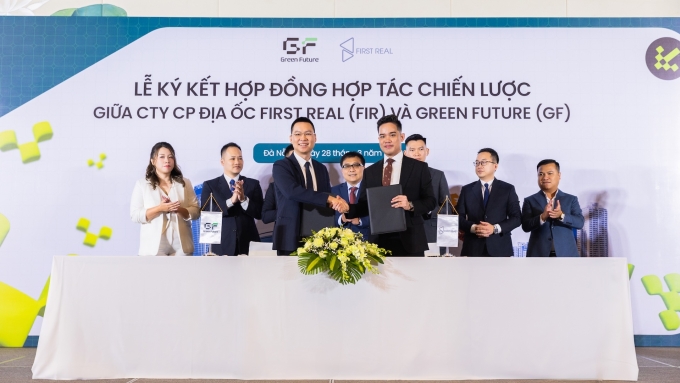 Đại diện Green Future và First Real tại lễ kí kết. Ảnh: FG