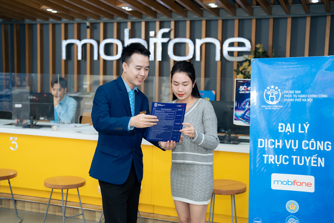 Nhân viên Mobifone (bên trái) tư vấn sản phẩm cho người dùng. Ảnh: Mobifone