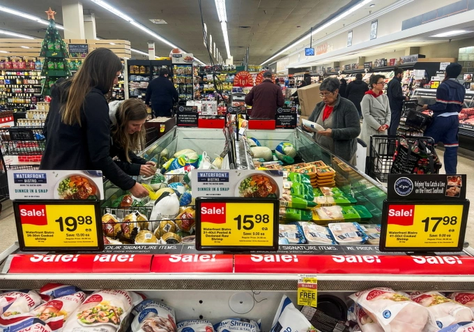Người tiêu dùng Mỹ mua sắm ở Chicago, Illinois ngày 22/11/2022. Ảnh: Reuters