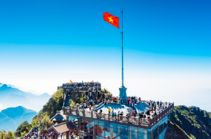 Cột cờ trên đỉnh Fansipan, Sa Pa. Ảnh: Sun Group