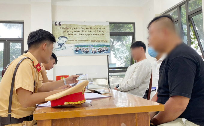 cảnh sát làm việc với hai du khách. Ảnh: Anh Thành