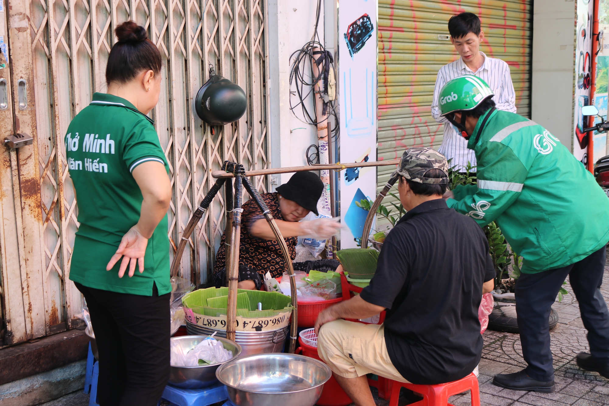 Gánh xôi 10.000 đồng gần nửa thế kỷ ở TP.HCM: "Khách đông vì hương vị quen thuộc" - Ảnh 4. Gánh xôi 10.000 đồng gần nửa thế kỷ ở TP.HCM: "Khách đông vì hương vị quen thuộc" - Ảnh 4.