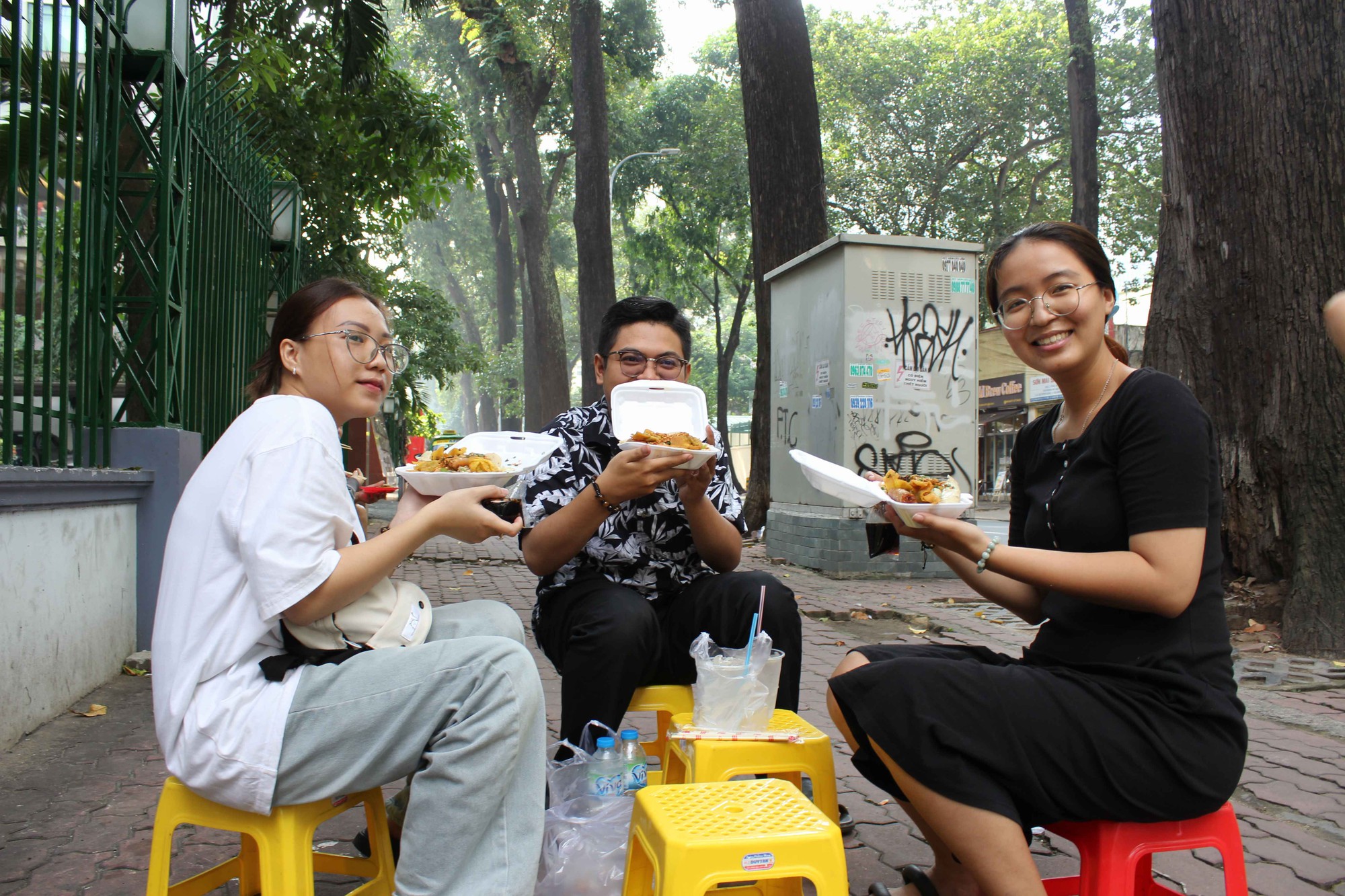 Gánh ăn sáng rẻ nhất Quận 1: "7 món tha hồ lựa chọn" - Ảnh 3. Gánh ăn sáng rẻ nhất Quận 1: "7 món tha hồ lựa chọn" - Ảnh 3.