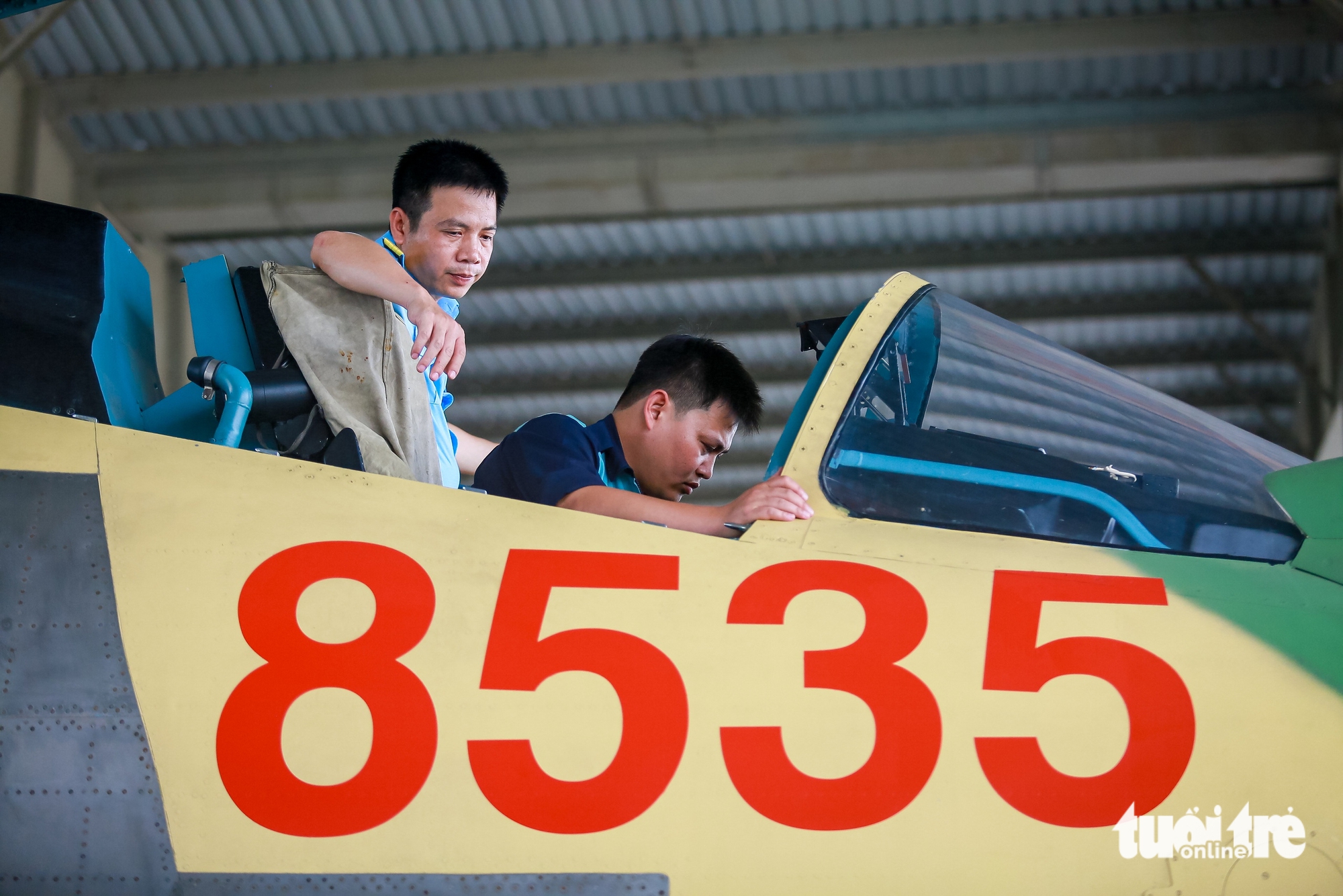 Xem phi công Đặng Đình Kiên nhào lộn tiêm kích Su trên bầu trời Biên Hòa - Ảnh 12.
