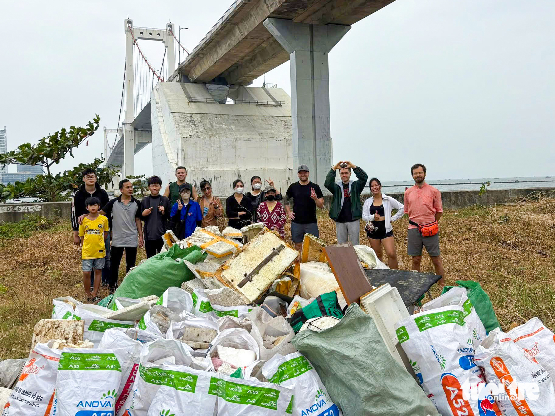 Cùng người nước ngoài vừa dọn rác, vừa học ngoại ngữ - Ảnh 1.