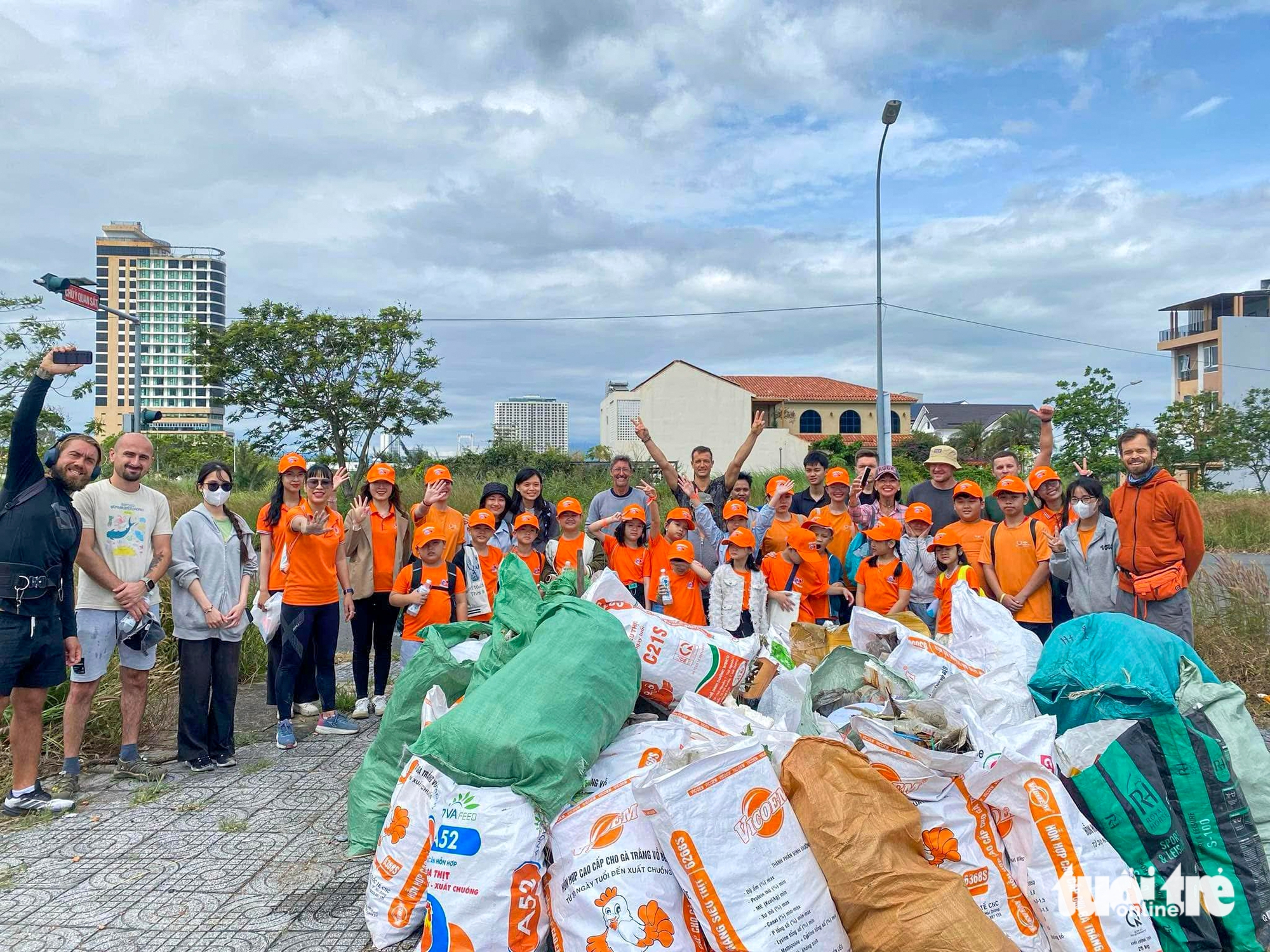 Cùng người nước ngoài vừa dọn rác, vừa học ngoại ngữ - Ảnh 5.