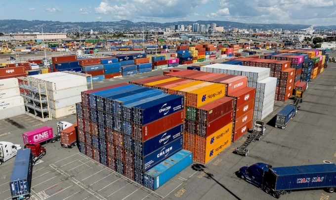 Container hàng hóa tại cảng Oakland, bang California, Mỹ ngày 3/4. Ảnh: AP