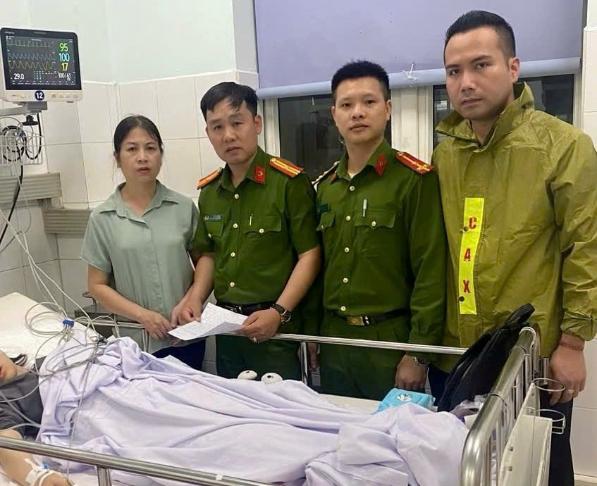 Kịp thời cứu cô gái 15 tuổi nhảy xuống biển sau khi uống quá nhiều thuốc tây - Ảnh 1.
