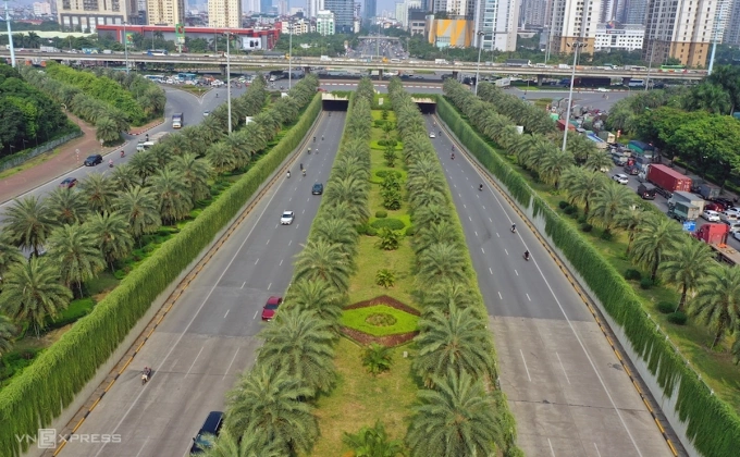 Đại lộ Thăng Long, đoạn qua Trung tâm hội nghị quốc gia, năm 2023. Ảnh: Ngọc Thành