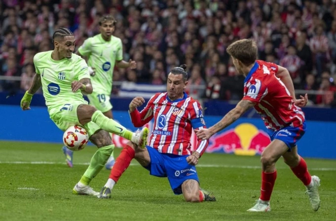Raphinha (trái) bỏ lỡ nhiều cơ hội trong trận Atletico 0-1 Barca ở bán kết lượt về Cup Nhà vua tối 2/4. Ảnh: MD