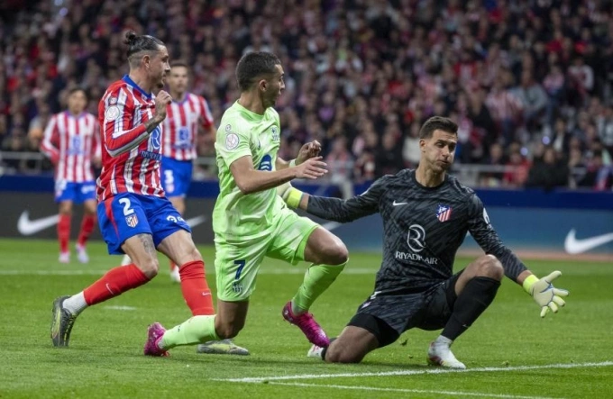 Torres (áo vàng) sút chéo góc ghi bàn trong trận Atletico 0-1 Barca ở bán kết lượt về Cup Nhà vua tối 2/4. Ảnh: MD