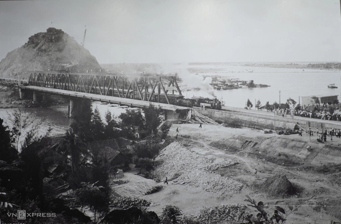 Cầu Hàm Rồng ngày 19/5/1964. Ảnh tư liệu