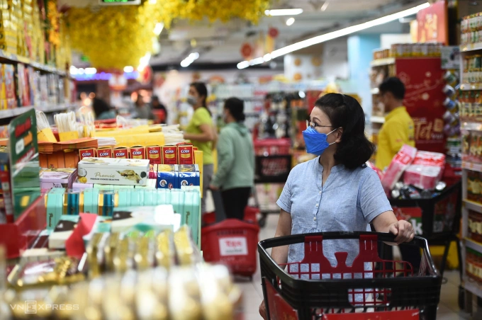 Người dân mua sắm tại siêu thị Tops Market ở TP HCM. Ảnh: Thanh Tùng