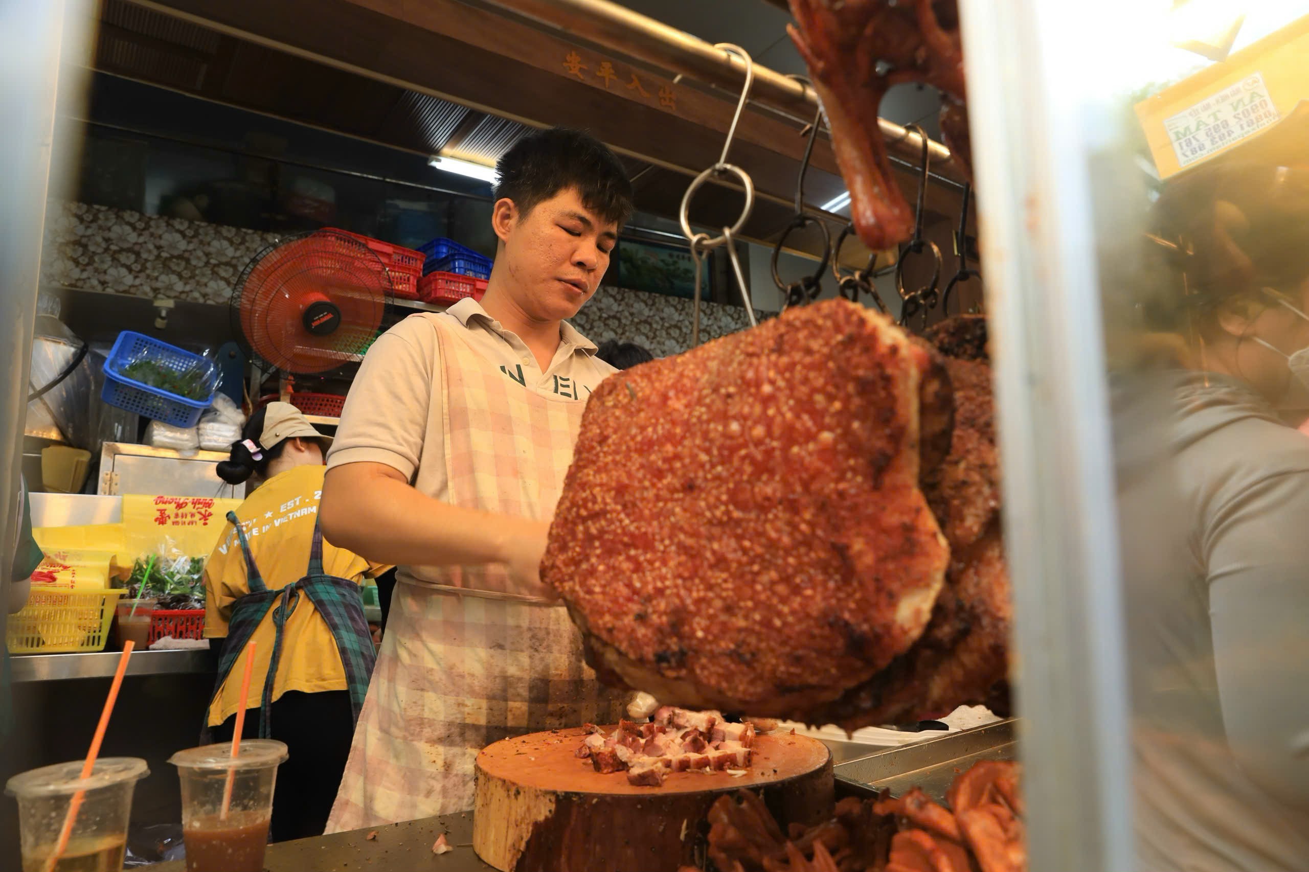 Tiệm vịt quay nổi tiếng TP.HCM đông nghẹt khách xếp hàng chờ mua dịp tết Đoan Ngọ - Ảnh 6.