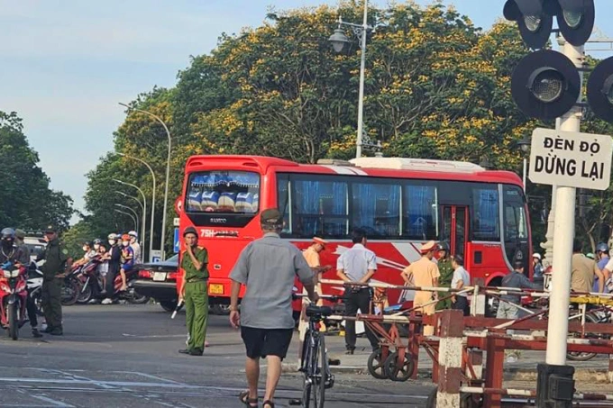 Cảnh sát tiến hành phong tỏa, khám nghiệm hiện trường. Ảnh: Vạn An