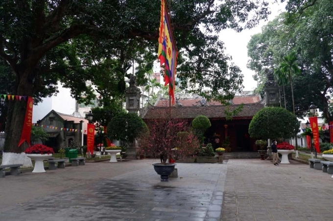 Bên trong đền Quán Thánh. Ảnh: Lan Hương
