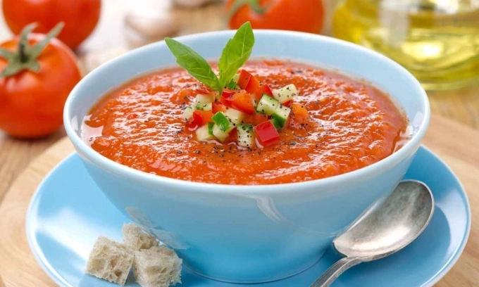 Súp cà chua thường là món khai vị trong thực đơn ba món của Tây Ban Nha. Ảnh: Archanas Kitchen
