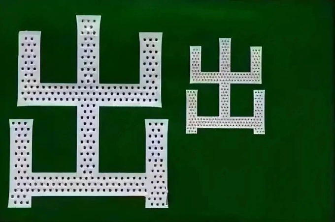 Các lỗ nhỏ trên chữ biển báo giao thông ở Nhật. Ảnh: Aboluowang