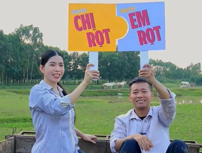 Quang Linh Vlogs và Hằng Du Mục trong một phiên livestream bán hàng. Ảnh: Cắt từ video