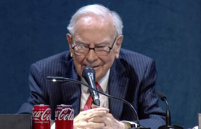 Warren Buffett trong phiên họp thường niên của Tập đoàn Berkshire Hathaway hôm 4/5. Ảnh: CNBC