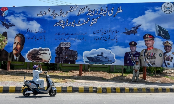 Tấm biển quảng cáo ở Peshawar có hình ảnh tổng tư lệnh quân đội Pakistan, tướng Syed Asim Munir (chính giữa, bên phải), cùng các lãnh đạo quân sự khác. Ảnh: AFP