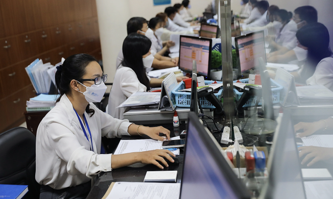 Cán bộ làm thủ tục hành chính tại UBND TP Thủ Đức. Ảnh: Quỳnh Trần