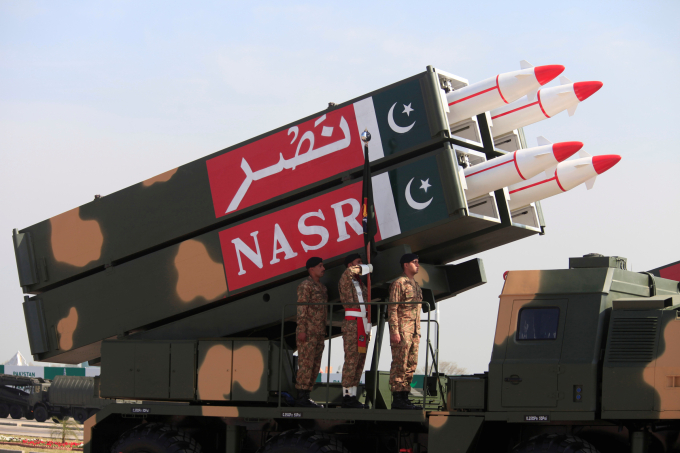 Quân nhân Pakistan đứng bên tên lửa NASR trong cuộc diễu binh ở Islamabad hồi tháng 3/2017. Ảnh: Reuters