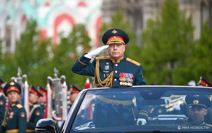 Tư lệnh lục quân Nga Oleg Salyukov tại Lễ Duyệt binh Chiến thắng trên Quảng trường Đỏ, Moskva ngày 9/5. Ảnh: RIA Novosti