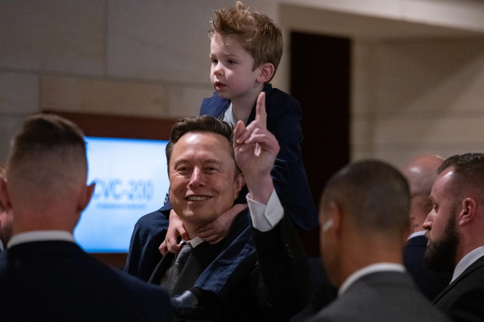 Tỷ phú giàu nhất thế giới Elon Musk và con trai X Æ A-12 tại Đồi Capitol, Washington, tháng 12/2024. Ảnh: WSJ