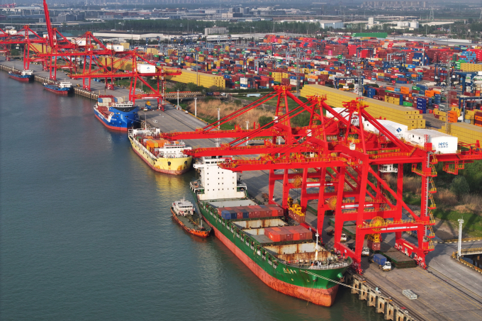 Tàu container tại cảng Nam Kinh (Giang Tô, Trung Quốc) ngày 9/4. Ảnh: Reuters