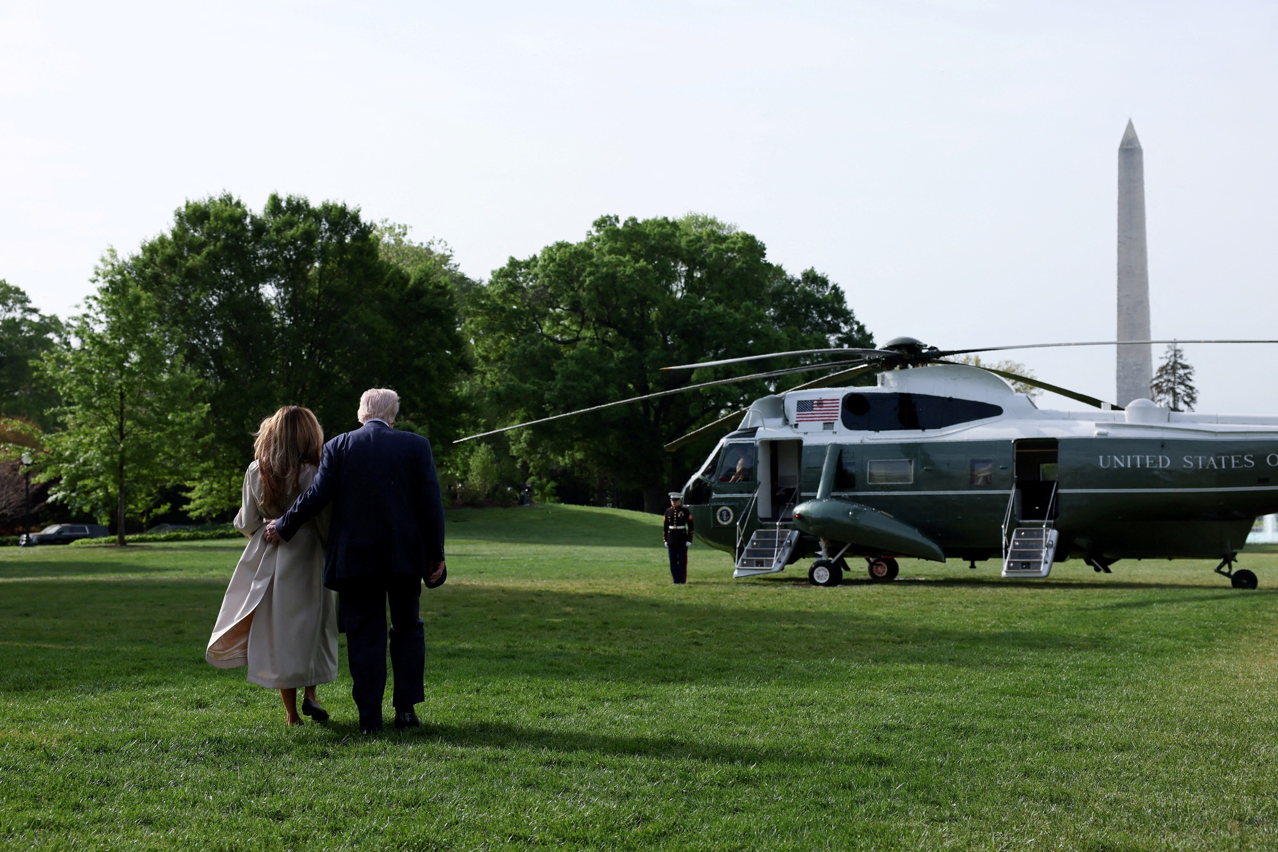 Ông Trump đãi phu nhân tiệc sinh nhật trên Air Force One - Ảnh 1.