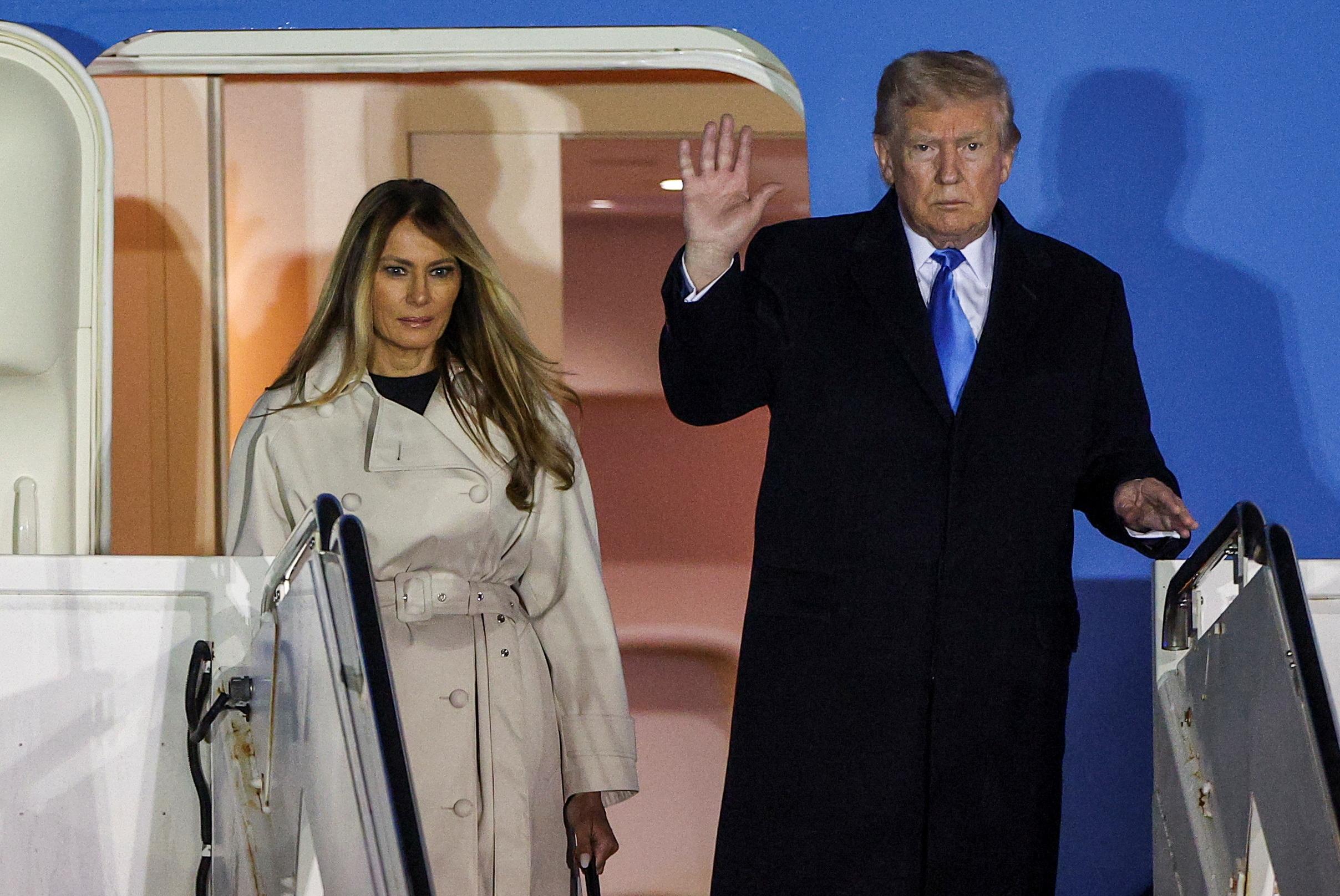 Ông Trump đãi phu nhân tiệc sinh nhật trên Air Force One - Ảnh 2.